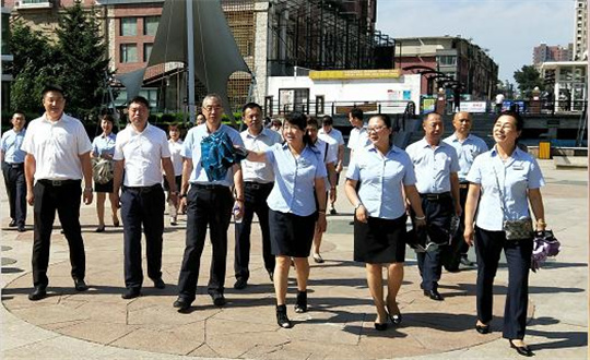 13.物业治理学院举行情形景观旅行交流会_副本.jpg